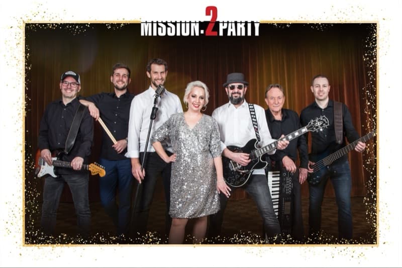Mission:2Party Bandfoto im Gala-Look — elegante Abendgarderobe vor rotem Bühnenvorhang