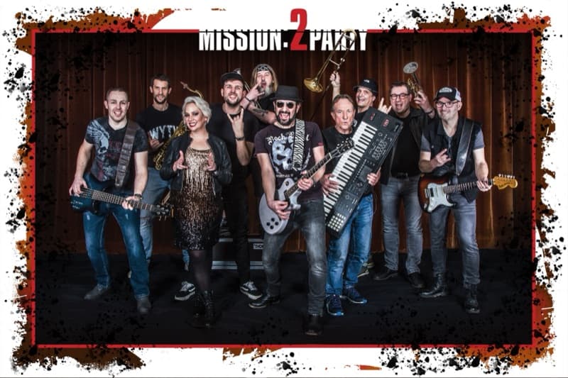 Mission:2Party Bandfoto im Rock-Look — zehn Musiker in Schwarz und Leder mit Gitarren, Saxofon und Bläsern