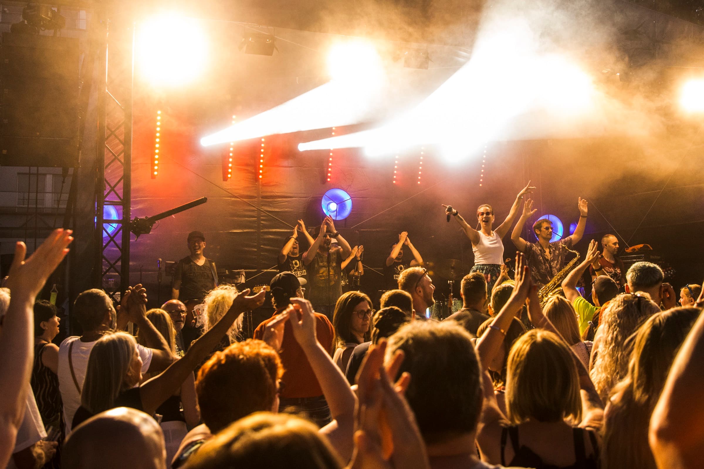 Mission:2Party live – jubelnde Crowd vor der Bühne